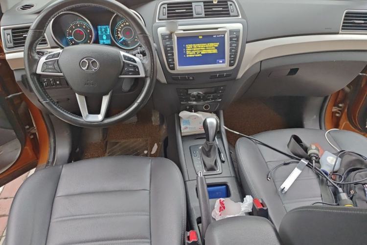 Used BAIC Senova X65 2015 2.0T Automatic Elite Model Center Console