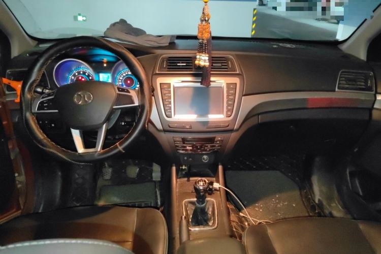 Used BAIC Senova X65 2015 2.0T Manual Elite Edition Center Console