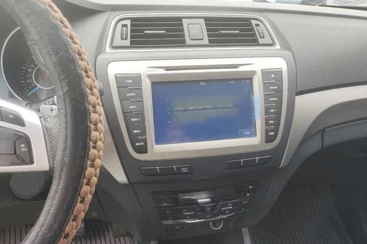 Used BAIC Senova X65 2015 2.0T Automatic Elite Model Center Console