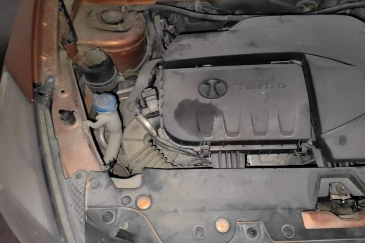 Used BAIC Senova X65 2015 2.0T Manual Elite Edition Engine Bay Right