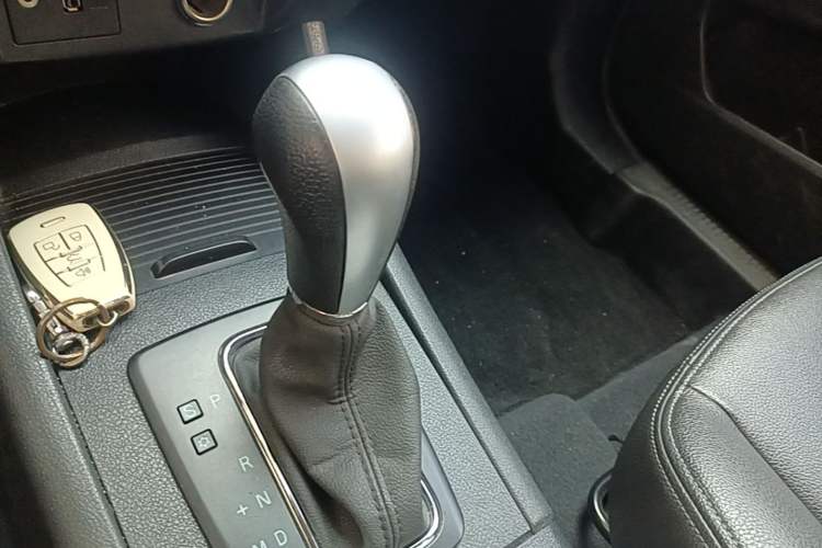 Used BAIC Senova X65 2015 2.0T Automatic Elite Model Gear Lever