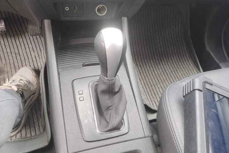 Used BAIC Senova X65 2015 2.0T Automatic Elite Model Gear Lever