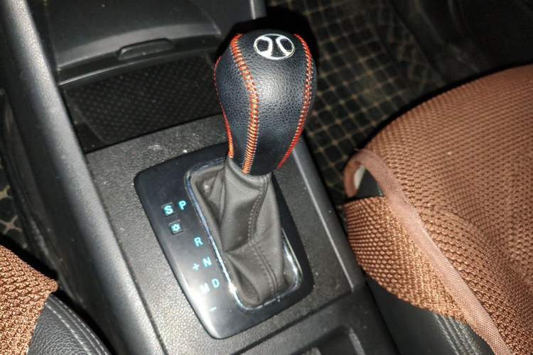 Used BAIC Senova X65 2015 2.0T Automatic Elite Model Gear Lever