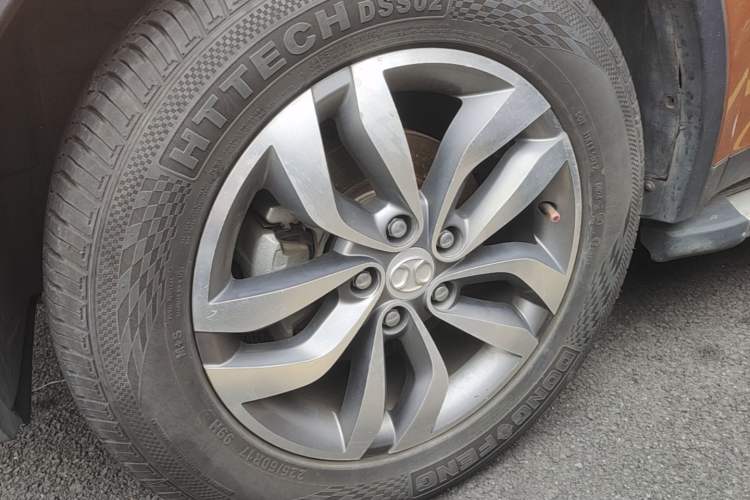 Used BAIC Senova X65 2015 2.0T Automatic Elite Model Left Front Wheel Hub