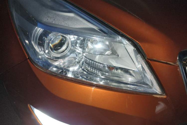 Used BAIC Senova X65 2015 2.0T Automatic Elite Model Right Front Headlight