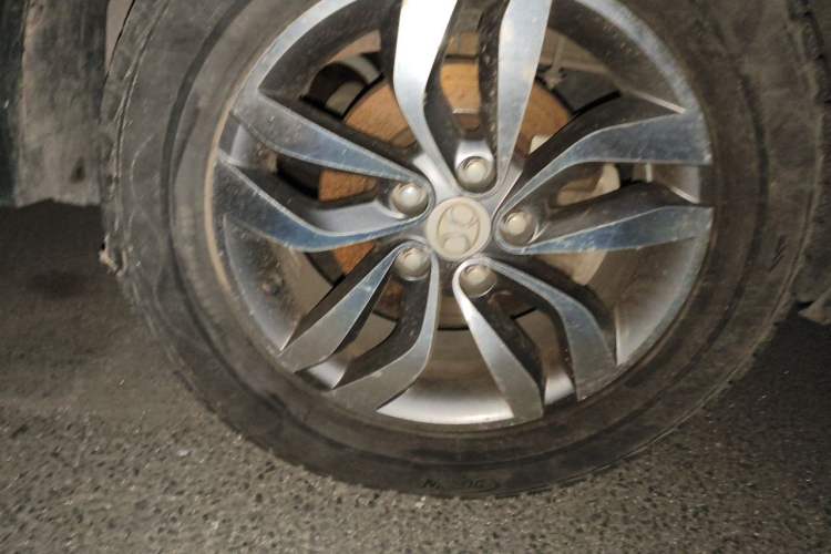 Used BAIC Senova X65 2015 2.0T Automatic Elite Model Right Front Wheel Hub