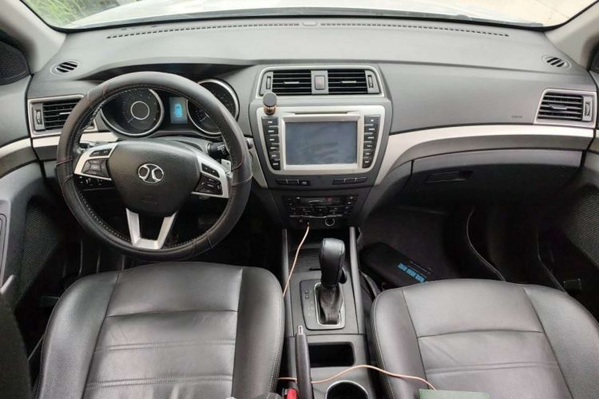 Used BAIC Senova X65 2015 2.0T Automatic Elite Model Center Console