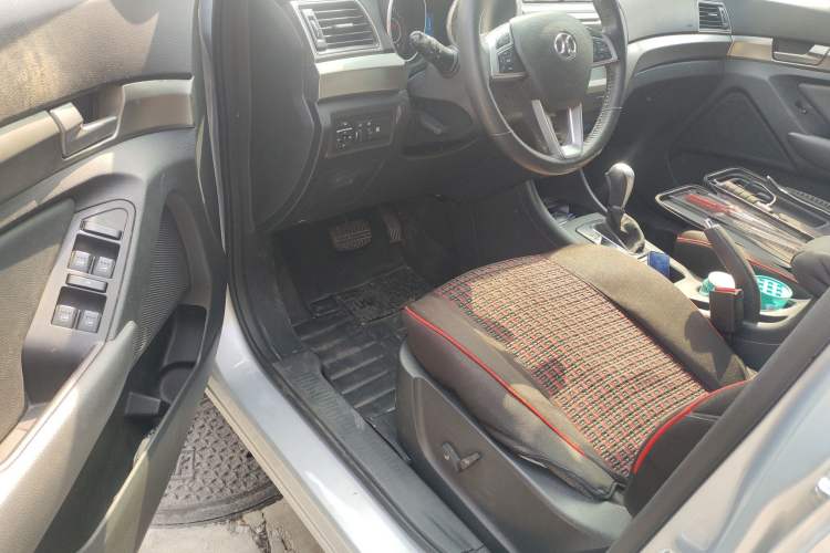 Used BAIC Senova X65 2015 2.0T Automatic Elite Model Driver Seat
