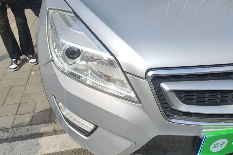 Used BAIC Senova X65 2015 2.0T Automatic Elite Model Right Front Headlight