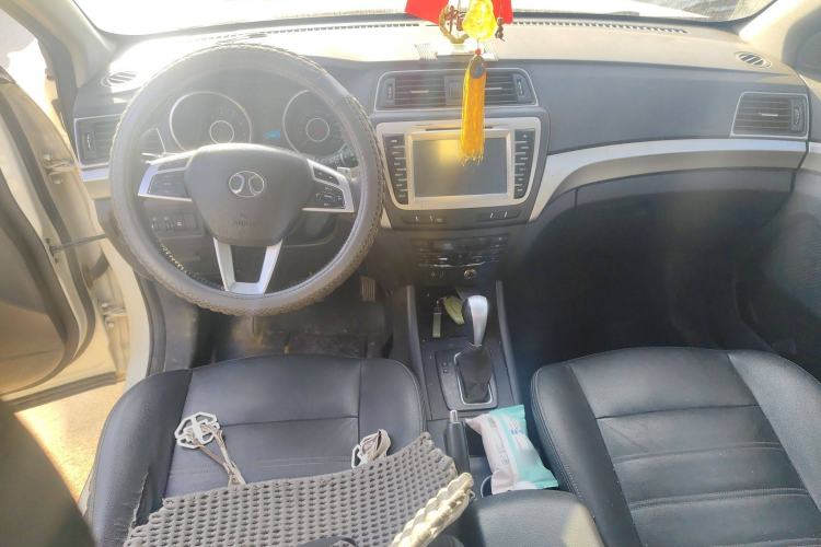 Used BAIC Senova X65 2015 2.0T Automatic Elite Model Center Console