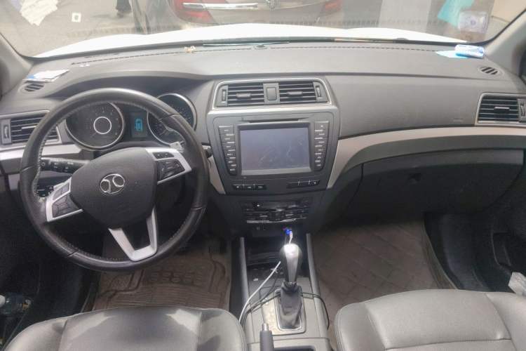 Used BAIC Senova X65 2015 2.0T automatic luxury version Center Console