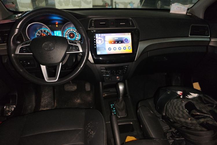 Used BAIC Senova X65 2015 2.0T Automatic Elite Model Center Console