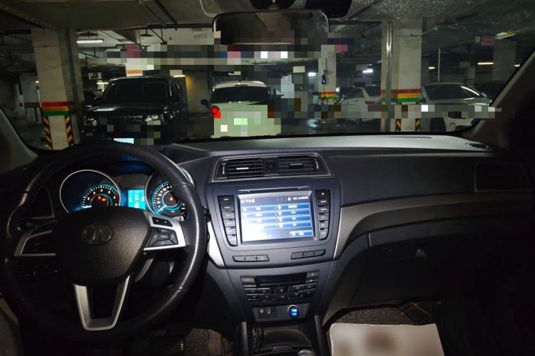 Used BAIC Senova X65 2015 2.0T Automatic Elite Model Center Console