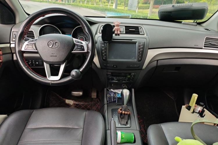 Used BAIC Senova X65 2015 2.0T Automatic Elite Model Center Console