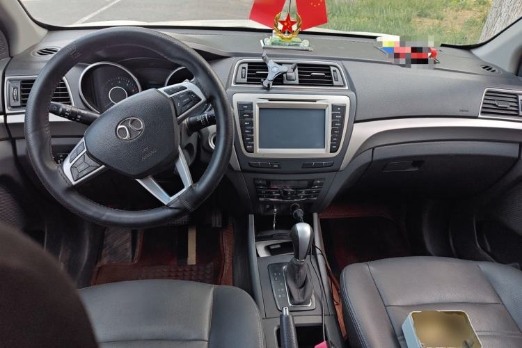 Used BAIC Senova X65 2015 2.0T Automatic Elite Model Center Console