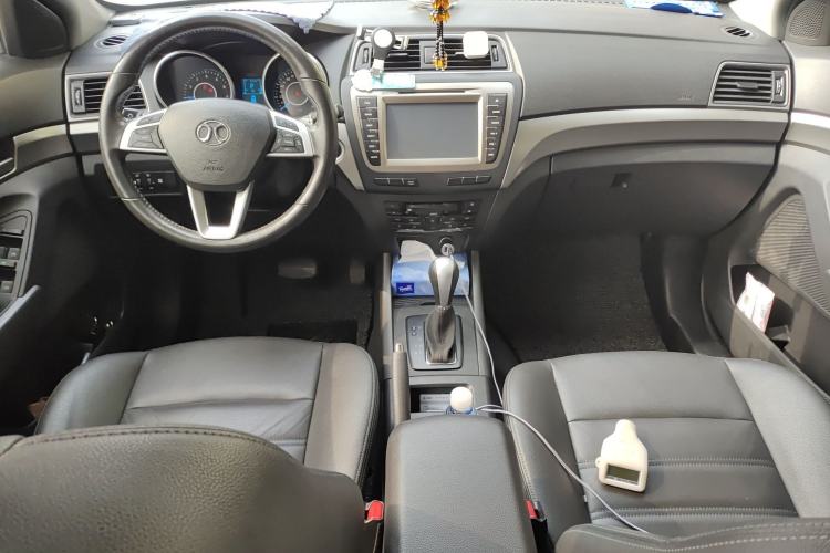 Used BAIC Senova X65 2015 2.0T Automatic Elite Model Center Console