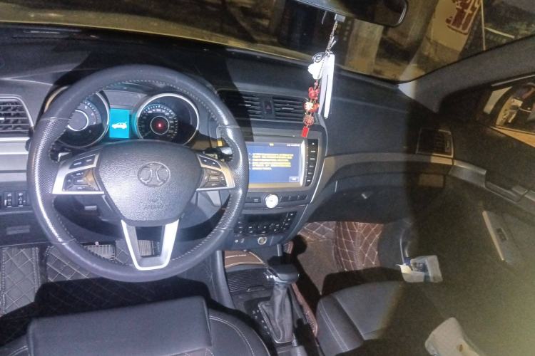 Used BAIC Senova X65 2015 2.0T Automatic Elite Model Center Console