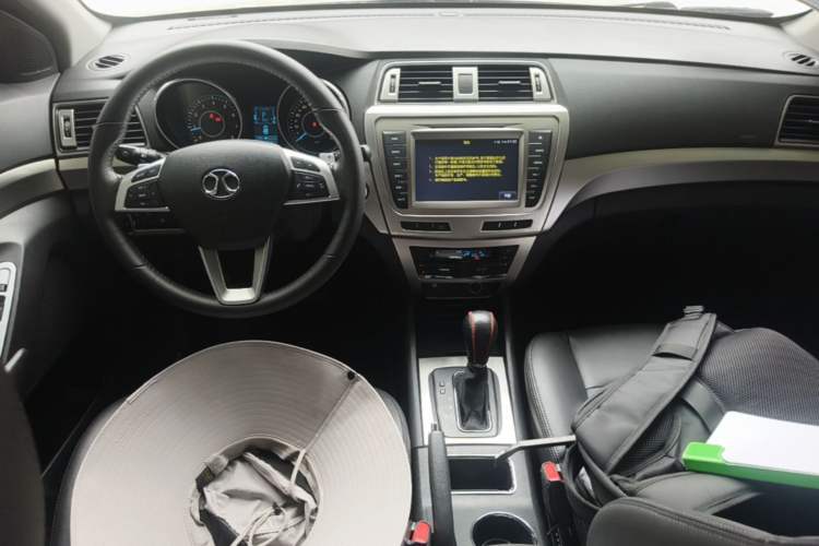 Used BAIC Senova X65 2015 2.0T Automatic Elite Model Center Console