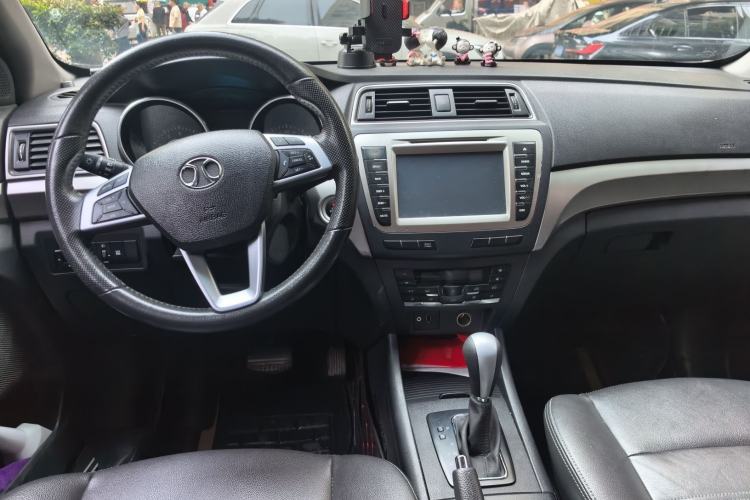 Used BAIC Senova X65 2015 2.0T Automatic Elite Model Center Console
