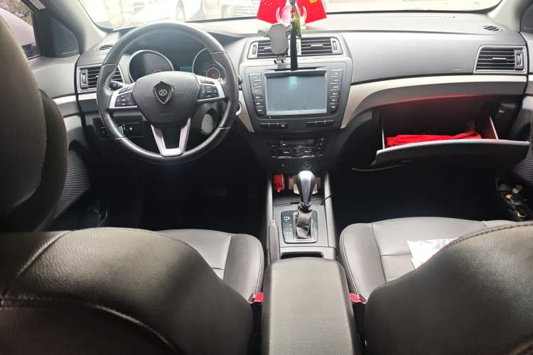 Used BAIC Senova X65 2015 2.0T Automatic Elite Model Center Console