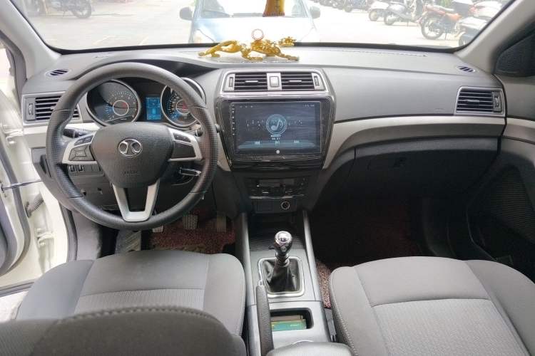 Used BAIC Senova X65 2015 2.0T manual Comfort trim level Center Console