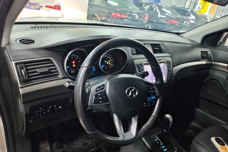 Used BAIC Senova X65 2015 2.0T Automatic Elite Model Center Console