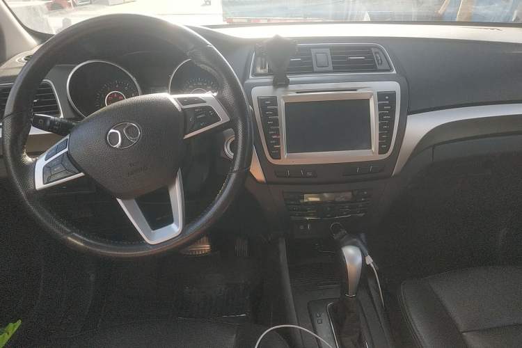 Used BAIC Senova X65 2015 2.0T Automatic Elite Model Center Console