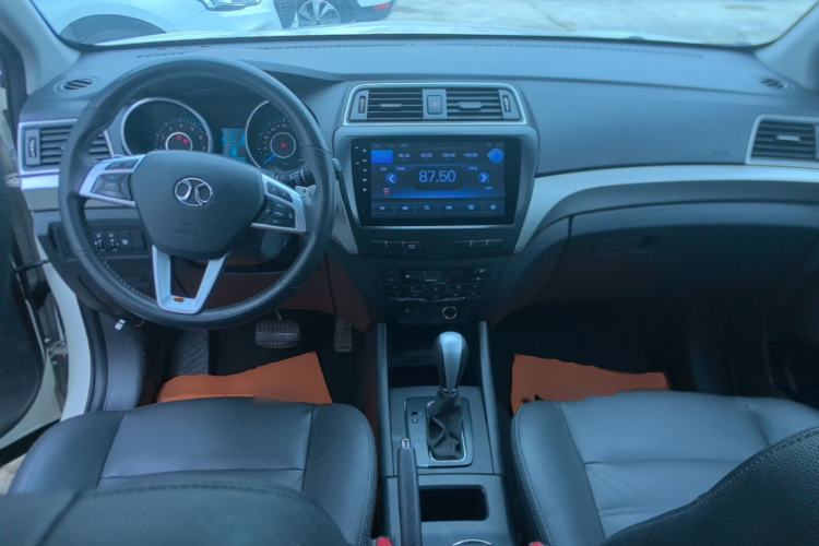Used BAIC Senova X65 2015 2.0T Automatic Elite Model Center Console