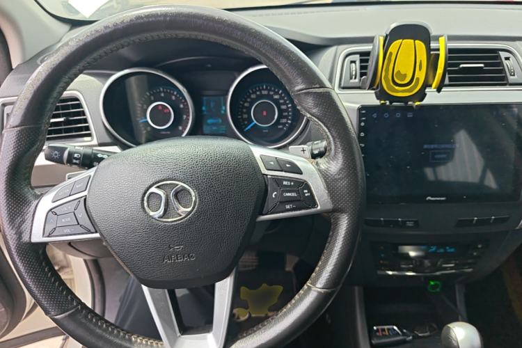 Used BAIC Senova X65 2015 2.0T Automatic Elite Model Center Console