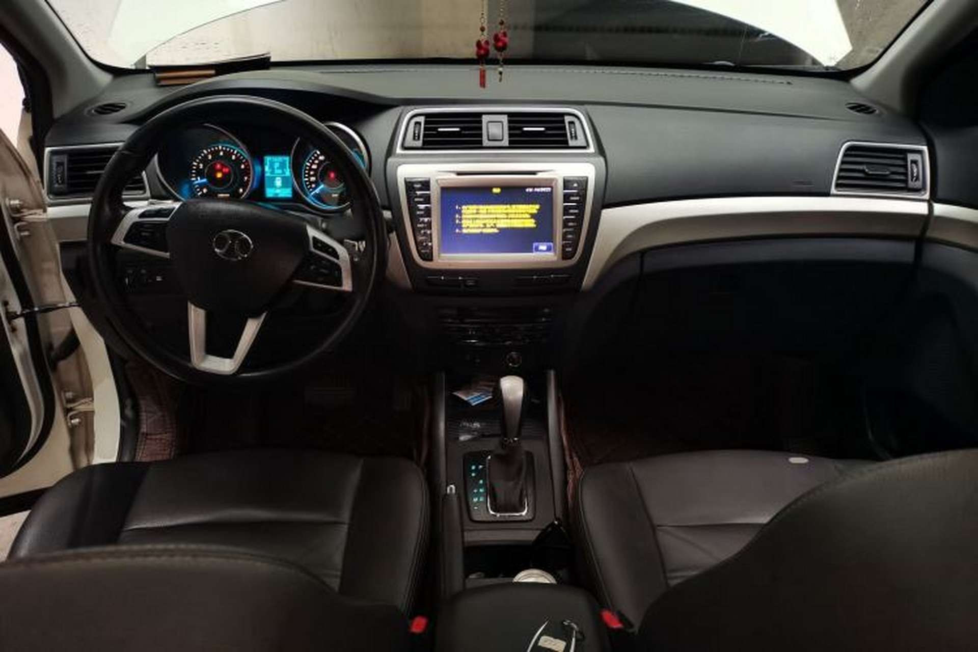 Used BAIC Senova X65 2015 2.0T Automatic Elite Model Center Console