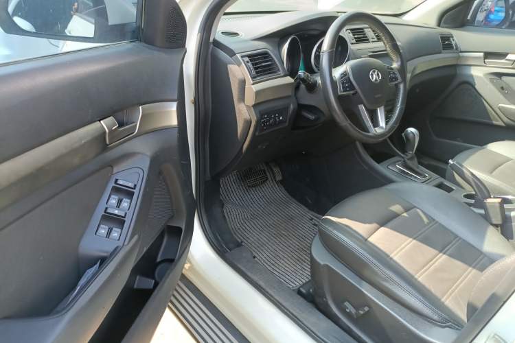 Used BAIC Senova X65 2015 2.0T Automatic Elite Model Driver Seat