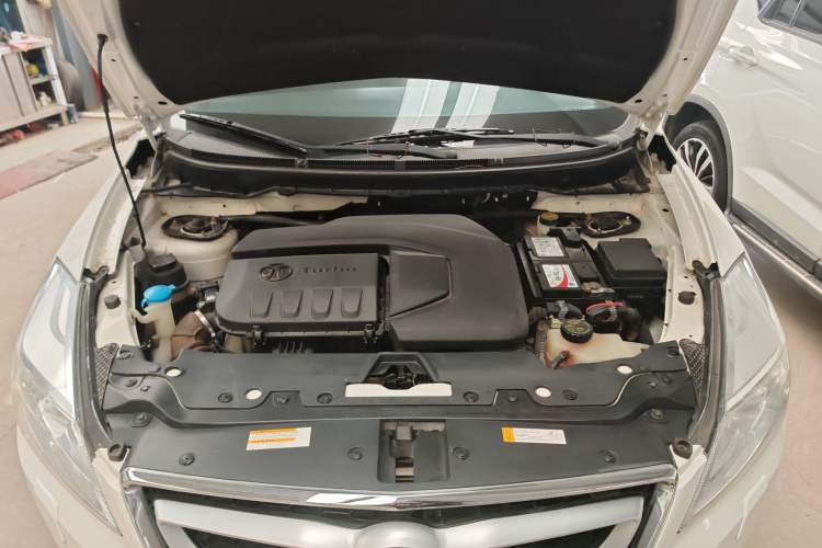 Used BAIC Senova X65 2015 2.0T automatic luxury version Engine Bay