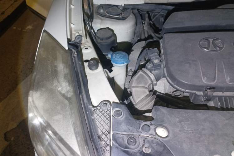 Used BAIC Senova X65 2015 2.0T Automatic Elite Model Engine Bay Right