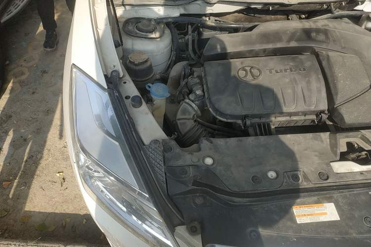 Used BAIC Senova X65 2015 2.0T Automatic Elite Model Engine Bay Right