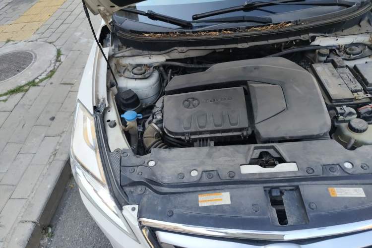 Used BAIC Senova X65 2015 2.0T Automatic Elite Model Engine Bay Right