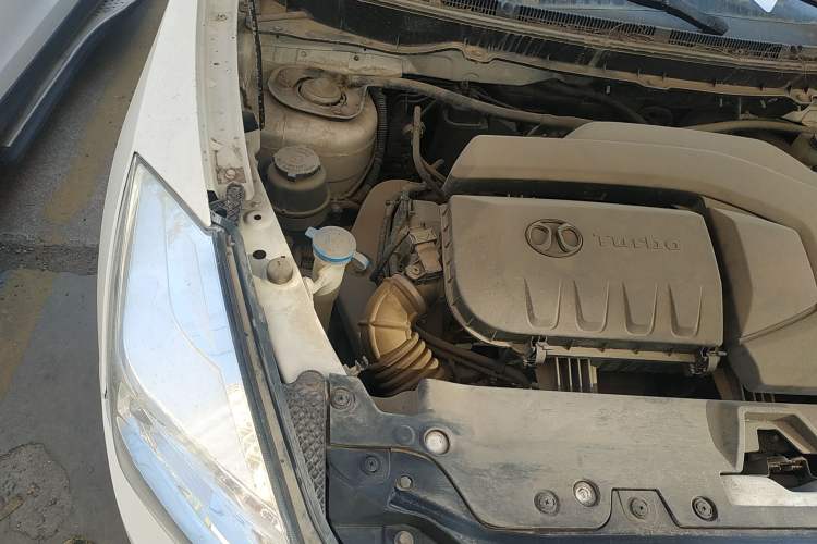 Used BAIC Senova X65 2015 2.0T manual Comfort trim level Engine Bay Right