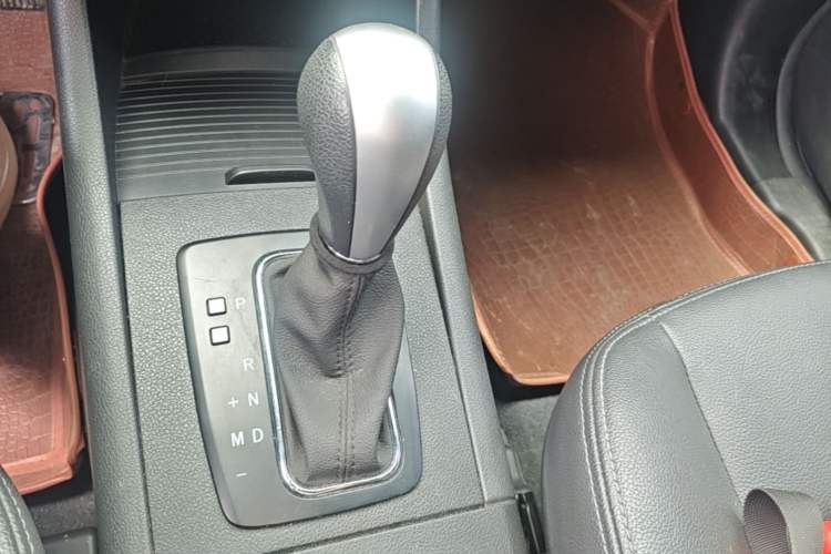 Used BAIC Senova X65 2015 2.0T Automatic Elite Model Gear Lever