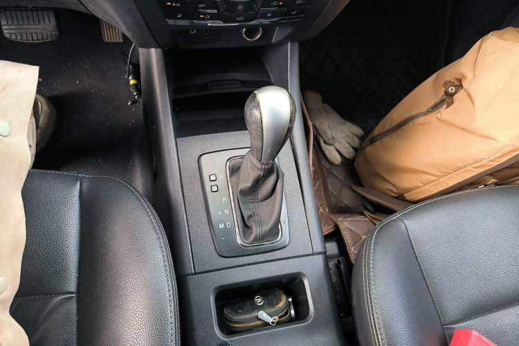 Used BAIC Senova X65 2015 2.0T Automatic Elite Model Gear Lever