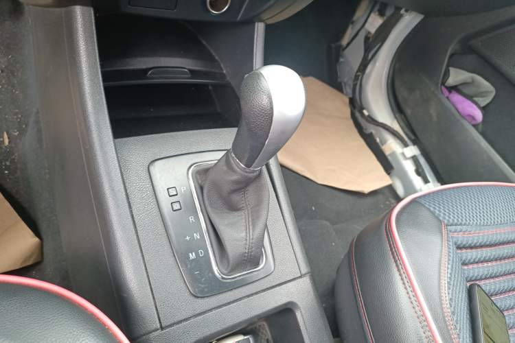 Used BAIC Senova X65 2015 2.0T Automatic Elite Model Gear Lever