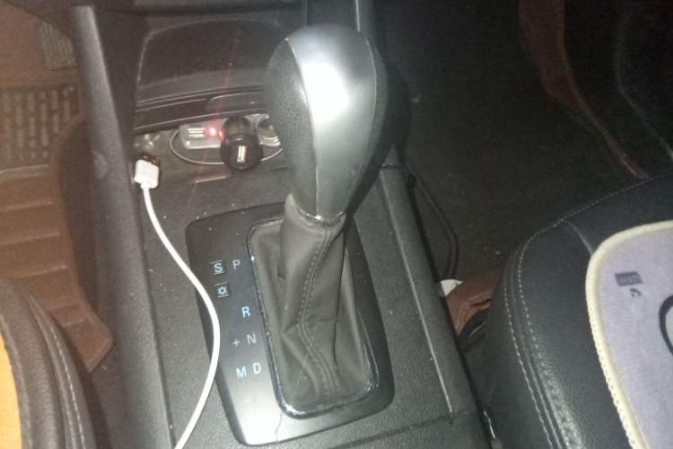 Used BAIC Senova X65 2015 2.0T Automatic Elite Model Gear Lever