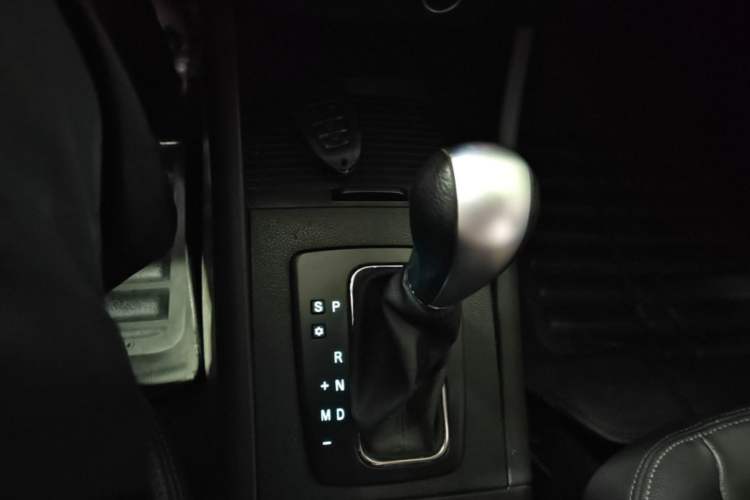 Used BAIC Senova X65 2015 2.0T Automatic Elite Model Gear Lever