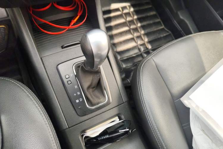 Used BAIC Senova X65 2015 2.0T Automatic Elite Model Gear Lever
