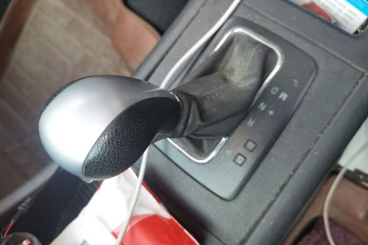 Used BAIC Senova X65 2015 2.0T Automatic Elite Model Gear Lever
