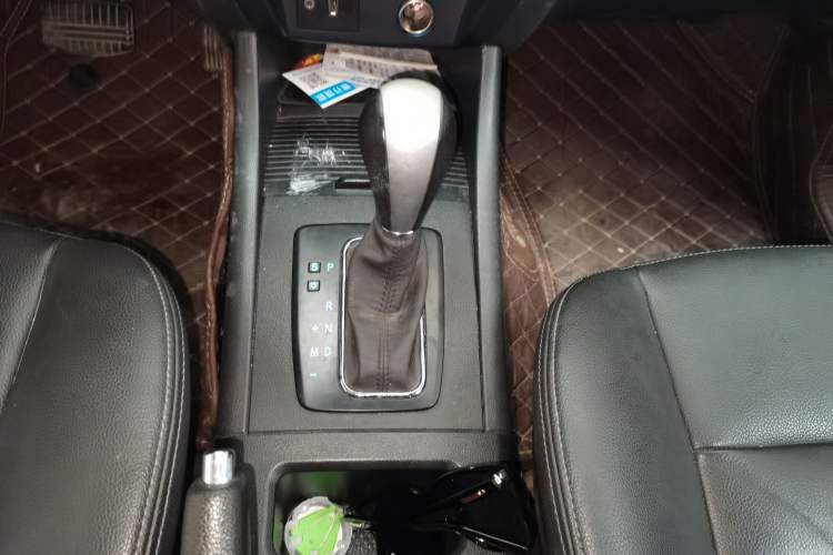 Used BAIC Senova X65 2015 2.0T Automatic Elite Model Gear Lever