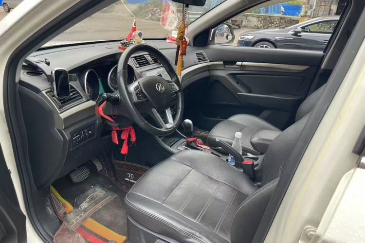 Used BAIC Senova X65 2015 2.0T automatic comfort version Interior 2