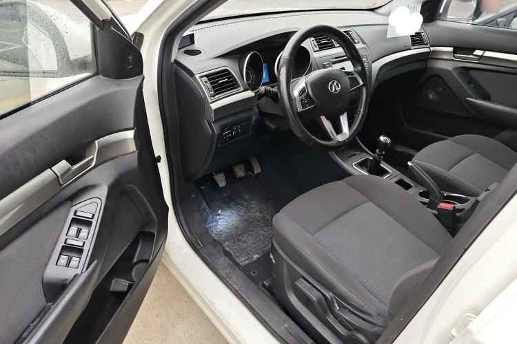 Used BAIC Senova X65 2015 2.0T manual Comfort trim level Interior 3