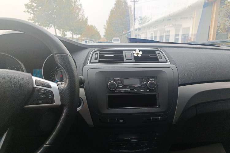 Used BAIC Senova X65 2015 2.0T automatic comfort version Interior 4