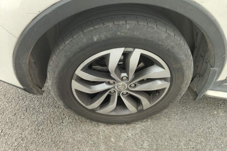 Used BAIC Senova X65 2015 2.0T Automatic Elite Model Left Front Wheel Hub