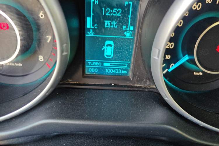 Used BAIC Senova X65 2015 2.0T Manual Luxury Edition Odometer Close Up