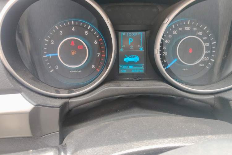 Used BAIC Senova X65 2015 2.0T automatic luxury version Odometer Close Up